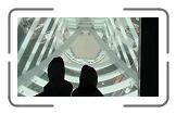 010 In de Spinnakertower op een glazen vloer met zicht naar beneden met Win d'r voeten op de voorgrond * 1152 x 648 * (309KB)